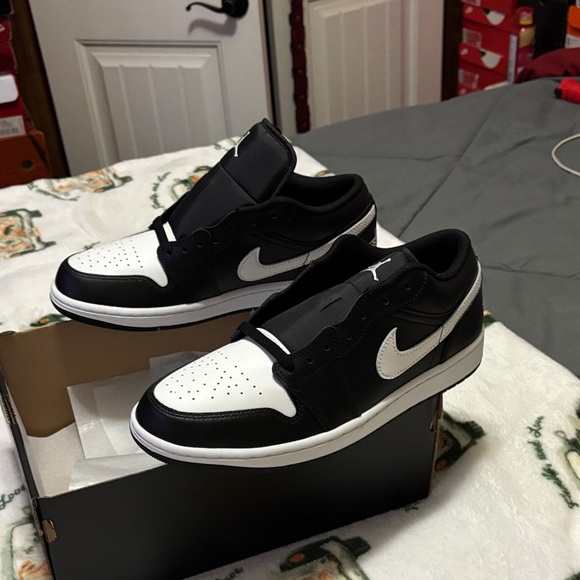 Jordan Men's Black and White Sneakers - Picture 4 of 6